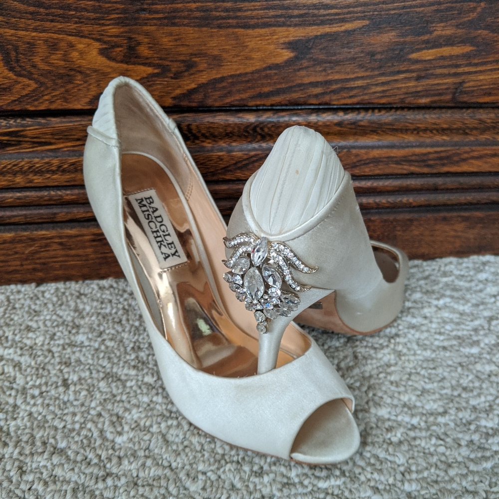 Badgley Mischka open toe wedding pump